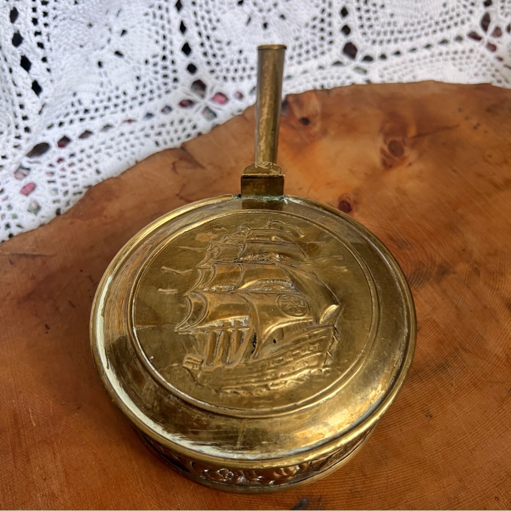 Vintage‎ Peerage Brass Hot Pan Bed Warmer with Ship detail